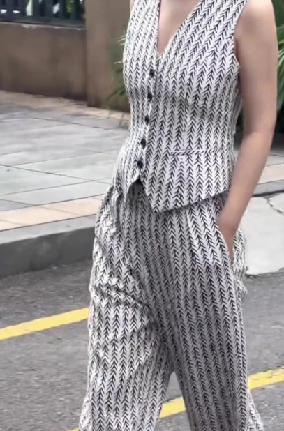 French Light Luxury Sleeveless V-Neck Trousers Suit Women's Summer Black and White Print---6543