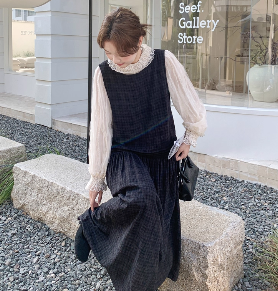 Autumn 2025 Korean Chic Black Sleeveless Dress Set – Layered Look with Elegant Lace Patchwork Blouse &nbsp;--6558