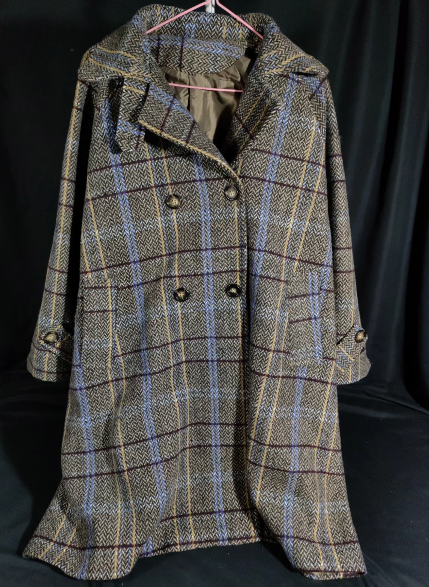 #Women’s coat — almost new plaid overcoat  6570 Long